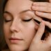jak zrobic rowna kreske winged liner przy opadajacej powiece 2 1