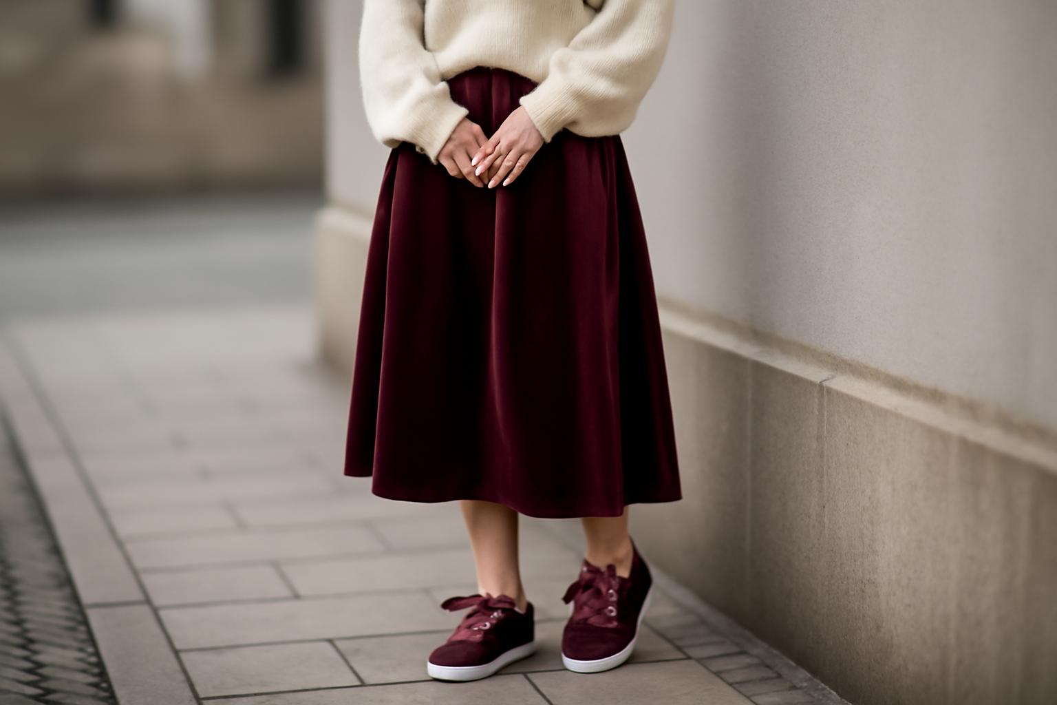 Jesienne stylizacje ze sneakersami 2026: trendy i inspiracje